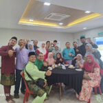 Barisan petugas Majlis Sambutan Hari Raya Aidilfitri 1446 Hijrah berkumpul untuk bergambar secara beramai-ramai.