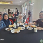 Sebuah keluarga sedang menikmati jamuan di Majlis Sambutan Hari Raya Aidilfitri 1446 Hijrah.