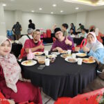 Sekeluarga yang hadir dan sedang menikmati hidangan di Majlis Sambutan Hari Raya Aidilfitri 1446H