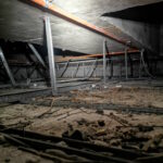 Keadaan atas siling surau yang penuh dengan bangkai, sarang dan telur burung merpati.