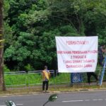 Pemasangan kain rentang bantahan pembinaan tokong di Damansara Damai.