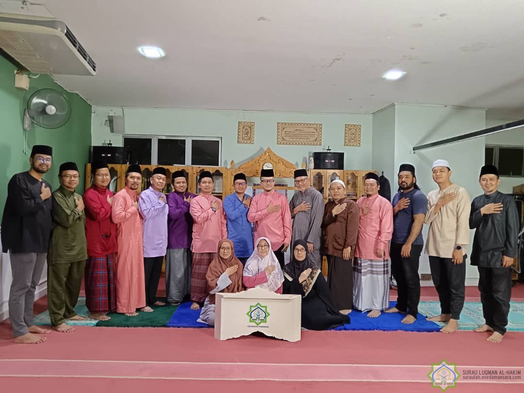 Ahli-ahli jawatankuasa Surau Luqman Al-Hakim seramai 18 orang, terdiri daripada 15 lelaki, dan tiga wanita, dengan tangan kanan bersilang di dada kiri.