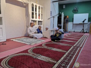 Ustaz Ameen dikelilingi kanak-kanak mengetuai bacaan doa akhir tahun dan awal tahun untuk tahun 1445 dan 1446 Hijrah.