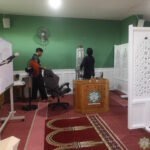 Juruteknik Time melakukan pemasangan kabel gentian optik di dalam surau.