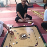 Jemaah surau bermain karom.