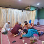Jemaah surau bermain karom.
