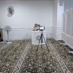 Penceramah kuliah fiqh membuat siaran secara langsung daripada surau 17 April 2025.