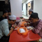 Hadirin kuliah fiqh bertarikh 17 April 2025 sedang menikmati hidangan selepas kuliah.