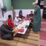 Hadirin kuliah Fiqh bertarikh 16 Januari 2025, menjamu selera selepas kuliah.