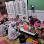 Hadirin kuliah sirah bertarikh 9 Disember 2024 sedang menikmati hidangan.