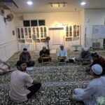 Ahli jawatankuasa surau sedang bermesyuarat pada 4 April 2025.