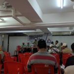 Ahli Badan Khairat Kematian dan Kebajikan Damansara Damai menumpukan perhatian pada mesyuarat agung.