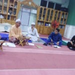 Barisan ahli jawatankuasa surau bermesyuarat buat kali terakhir sebelum pembubaran.