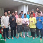 Sebahagian besar petugas majlis 'Open House' yang terdiri daripada barisan ahli jawatankuasa surau bergambar kenangan.