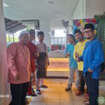 Beberapa petugas majlis 'Open House' yang terdiri daripada barisan ahli jawatankuasa surau bergambar kenangan.