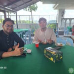 Dua ahli jawatankuasa surau berehat sementara.