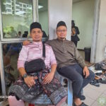 Dua ahli jawatankuasa surau bergambar kenangan.