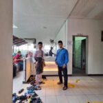 Dua ahli jawatankuasa surau bergambar di hadapan Surau Luqman Al-Hakim.