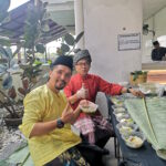 Petugas 'Open House' bersantai sementara menunggu kehadiran tetamu.