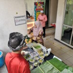 Petugas 'Open House' bersantai sementara menghidangkan laksa buat tetamu.