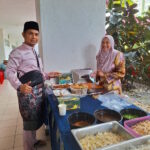 Imam Surau LAH dan isteri mengendalikan meja Mi Soto.