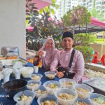 Imam Surau LAH dan isteri bergambar kenangan di meja Mi Soto.