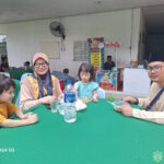 Pengerusi Surau LAH dan keluarga menjamu selera.