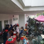 Tetamu majlis 'Open House' Aidilfitri 1445 Hijrah, memilih jamuan.