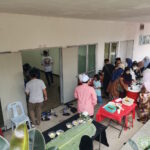 Tetamu majlis 'Open House' Aidilfitri 1445 Hijrah, memilih jamuan.