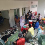 Tetamu majlis 'Open House' Aidilfitri 1445 Hijrah, memilih jamuan.