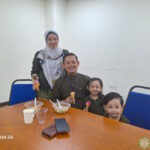 Tetamu majlis 'Open House' Aidilfitri 1445 Hijrah, bergambar setelah menjamu selera.