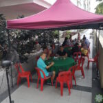 Tetamu majlis 'Open House' Aidilfitri 1445 Hijrah, berehat selepas menjamu selera.