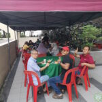 Tetamu majlis 'Open House' Aidilfitri 1445 Hijrah, berehat selepas menjamu selera.