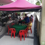 Tetamu majlis 'Open House' Aidilfitri 1445 Hijrah, berehat selepas menjamu selera.