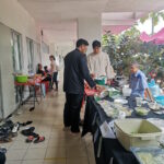 Tetamu majlis 'Open House' Aidilfitri 1445 Hijrah, memilih jamuan.