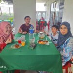 Tetamu majlis 'Open House' Aidilfitri 1445 Hijrah, menjamu selera.