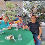 Tetamu majlis 'Open House' Aidilfitri 1445 Hijrah, berehat selepas menjamu selera.