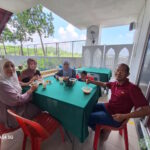 Tetamu majlis 'Open House' Aidilfitri 1445 Hijrah, menjamu selera.