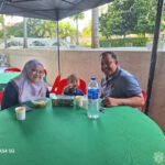 Tetamu majlis 'Open House' Aidilfitri 1445 Hijrah, berehat selepas menjamu selera.