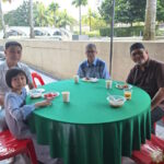 Tetamu majlis 'Open House' Aidilfitri 1445 Hijrah, menjamu selera.