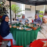 Tetamu majlis 'Open House' Aidilfitri 1445 Hijrah, menjamu selera.