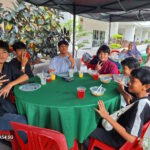 Tetamu majlis 'Open House' Aidilfitri 1445 Hijrah, menjamu selera.