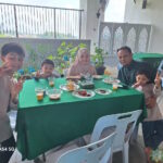 Tetamu majlis 'Open House' Aidilfitri 1445 Hijrah, menjamu selera.