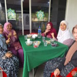 Tetamu majlis 'Open House' Aidilfitri 1445 Hijrah, menjamu selera.