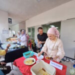 Tetamu majlis 'Open House' Aidilfitri 1445 Hijrah, mengambil juadah.