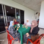 Tetamu majlis 'Open House' Aidilfitri 1445 Hijrah, menjamu selera.