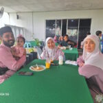 Tetamu majlis 'Open House' Aidilfitri 1445 Hijrah, menjamu selera.