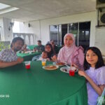 Tetamu majlis 'Open House' Aidilfitri 1445 Hijrah, menjamu selera.