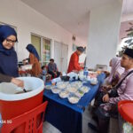 Tetamu majlis 'Open House' Aidilfitri 1445 Hijrah, mengambil juadah.