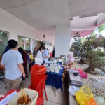 Tetamu majlis 'Open House' Aidilfitri 1445 Hijrah, memilih jamuan.